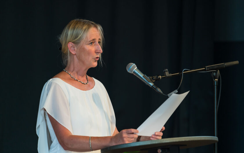 Lydia Jeschke bei der Preisverleihung - Laudatio. Foto: Kristof Lemp.